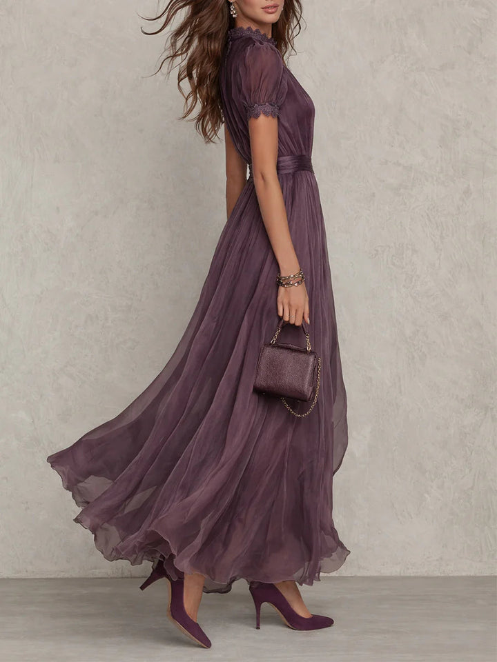 Robe de cérémonie chic violette pour femme, design maxi avec col montant, dentelle et coupe élégante ligne A.