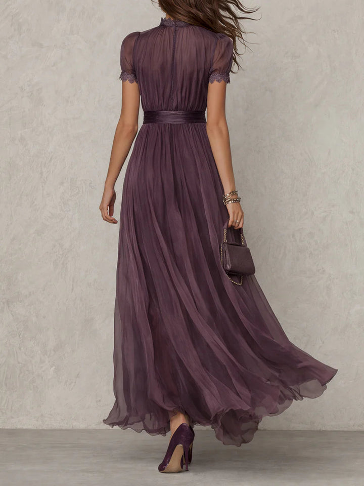 Élégante robe de gala violette en dentelle, coupe maxi, col montant. Parfaite pour soirées et mariages.
