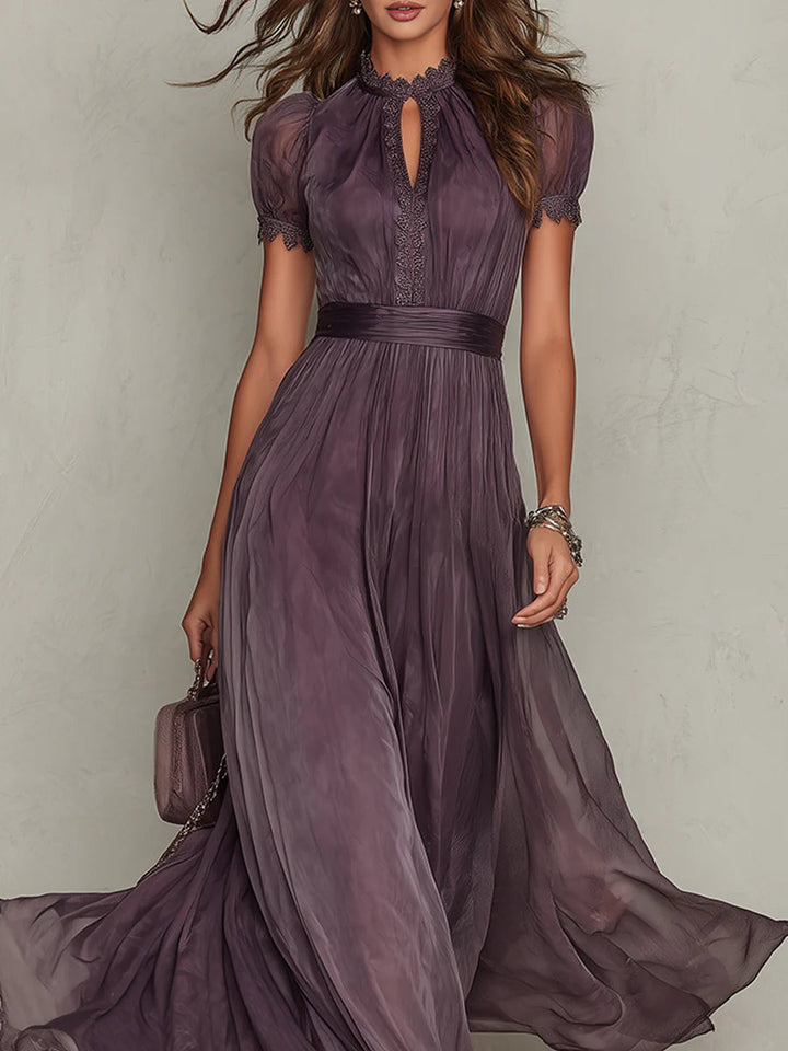 Robe de soirée femme violette avec magnifiques détails en dentelle, col montant. Idéale pour événements chic.