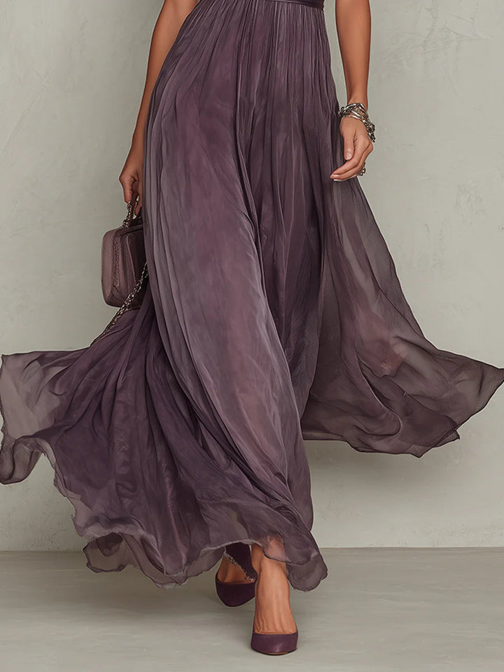 Robe maxi violette sophistiquée pour soirée, avec dentelle délicate, col montant et manches courtes.