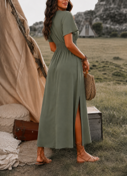 Robe femme élégante à col croisé et taille smockée, manches courtes, style bohème, parfaite pour toutes occasions estivales.
