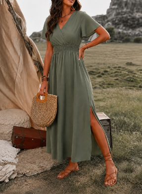 Robe longue femme estivale, col croisé flatteur, manches courtes et taille smockée pour silhouette élégante.
