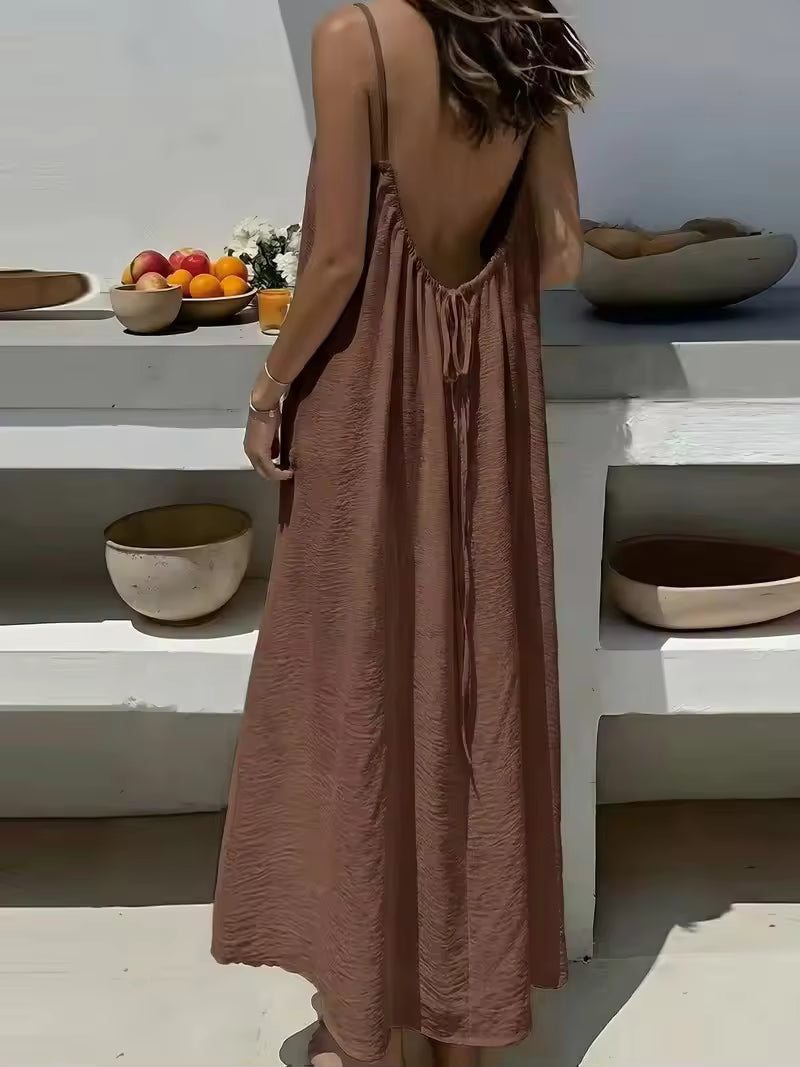 Robe d'été maxi femme fluide et ample, avec bretelles fines, dos ouvert. Parfaite pour une allure décontractée.