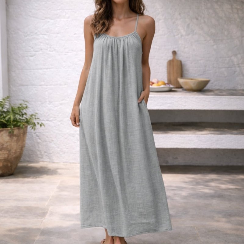 Détail d'une robe maxi femme fluide, mettant en valeur les bretelles fines, le dos ouvert et les poches.