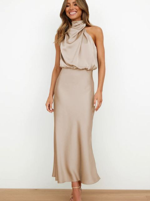 Robe de soirée femme chic, coupe ajustée, avec un col halter et un dos nu raffiné et séduisant.