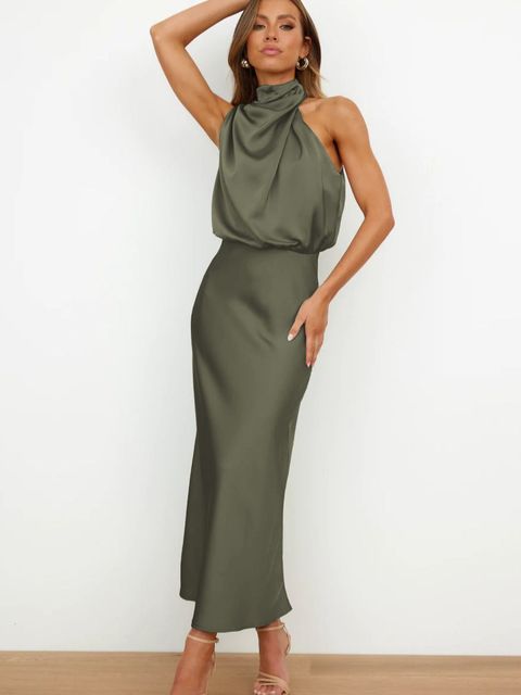 Tenue de cérémonie femme : robe maxi élégante, col halter, dos nu, idéale pour l'été.
