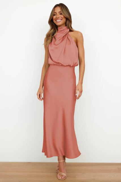 Robe cocktail femme sans manches, col halter et dos nu, pour une allure sophistiquée et moderne.