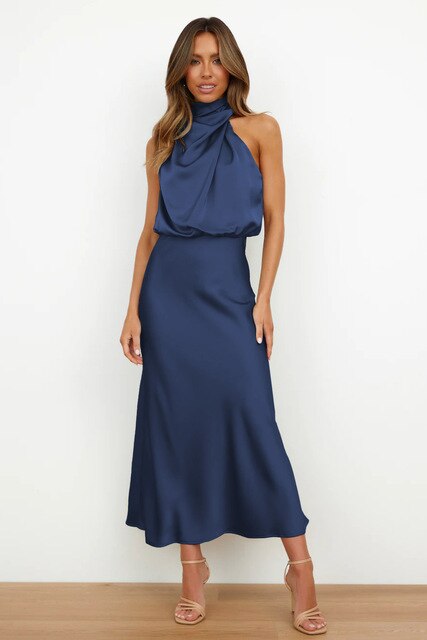 Maxi robe femme élégante, dos nu et col halter, parfaite pour les événements estivaux et chics.