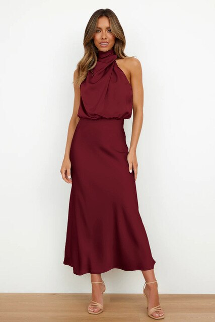 Robe de soirée femme ajustée, avec détails col halter et dos nu, pour une élégance assurée.