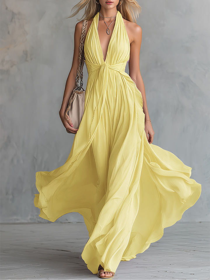 Robe femme maxi A-ligne fluide violette, avec col halter plongeant. Tenue élégante pour cérémonie ou bal.