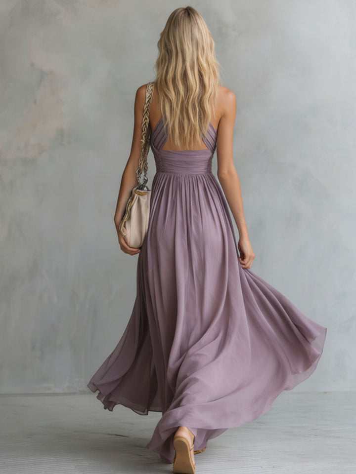 Robe de soirée maxi violette sans manches, col halter plongeant. Design A-ligne fluide, très confortable et chic.