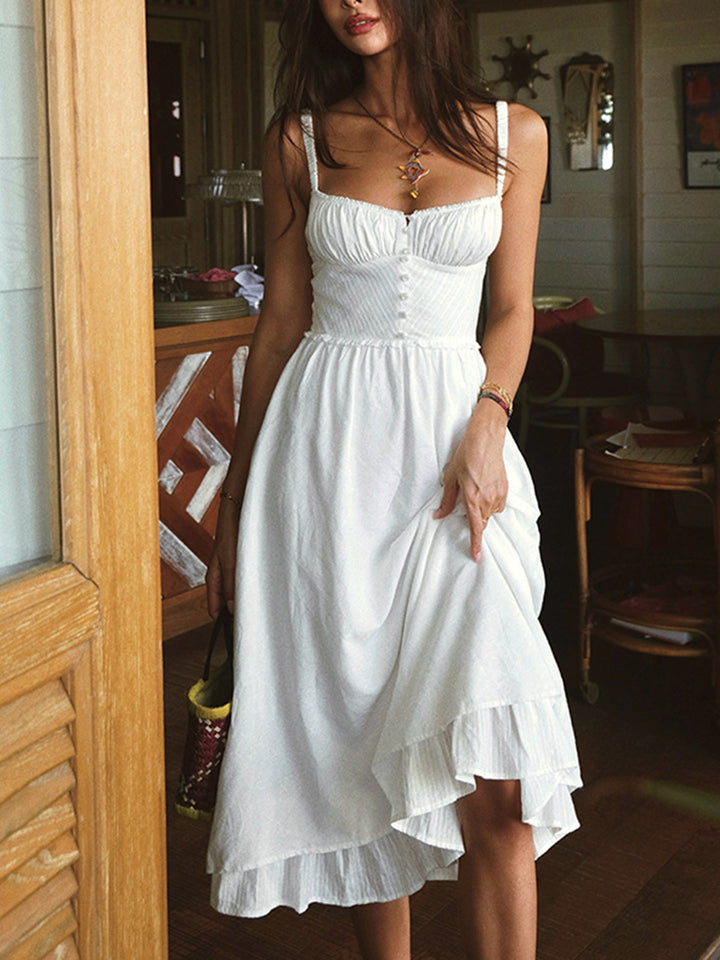 Mode féminine: robe midi à décolleté carré, bretelles et volants. Tenue élégante pour le printemps-été.