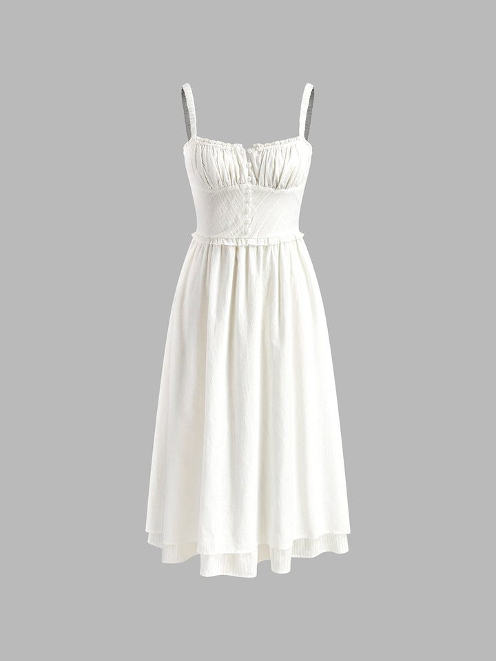 Robe midi femme chic à bretelles, décolleté carré et ourlet à volants. Idéale pour un événement romantique.