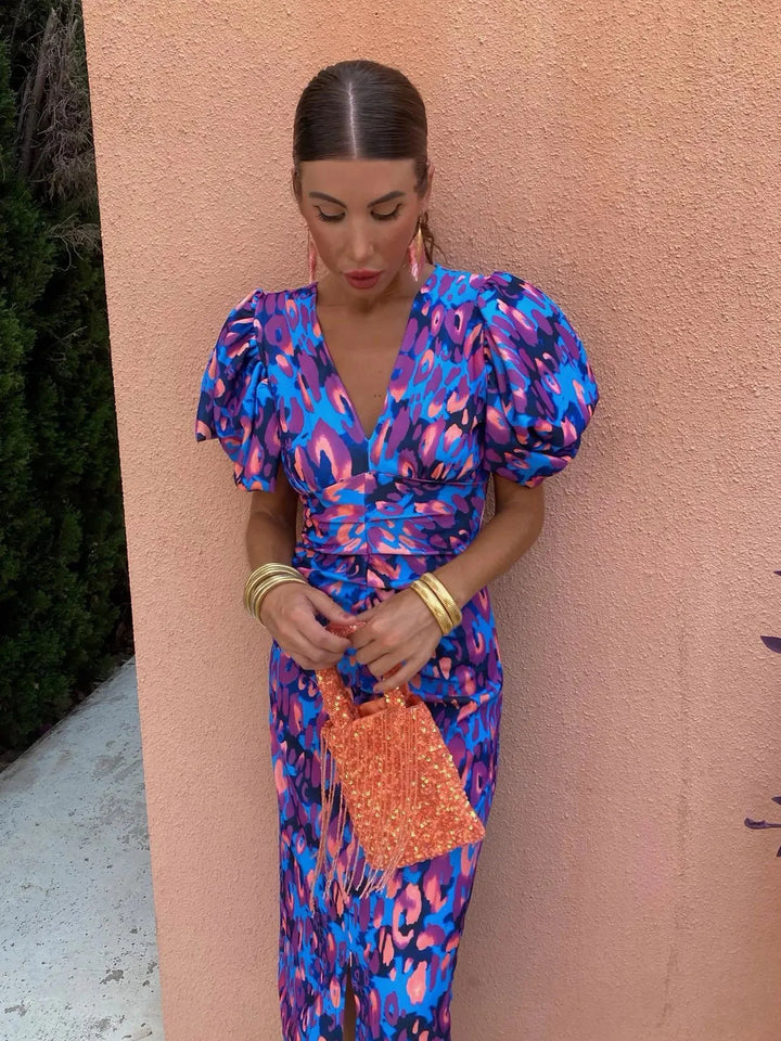 Robe tendance femme: midi léopard avec un col V et des manches bouffantes. Une pièce élégante pour toute occasion.