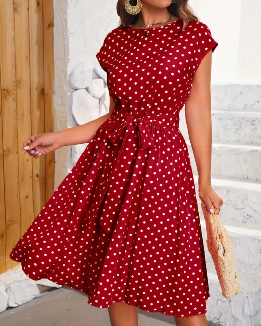 Superbe robe midi femme à pois évasée, ceinture nœud. Tenue rétro chic polyvalente pour un look élégant et décontracté.