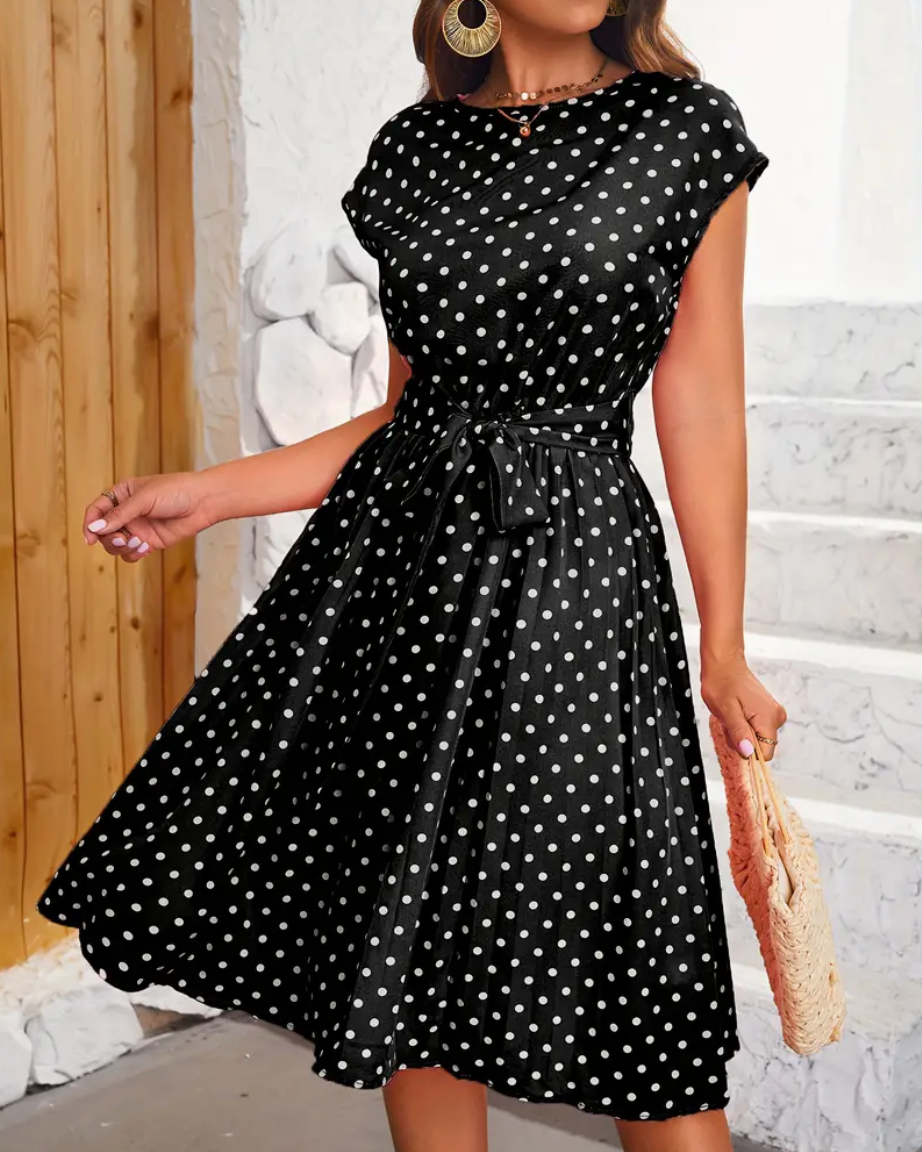 Robe femme midi à pois avec manches courtes, coupe évasée fluide. Ceinture nœud ajustée, look élégant et chic rétro.