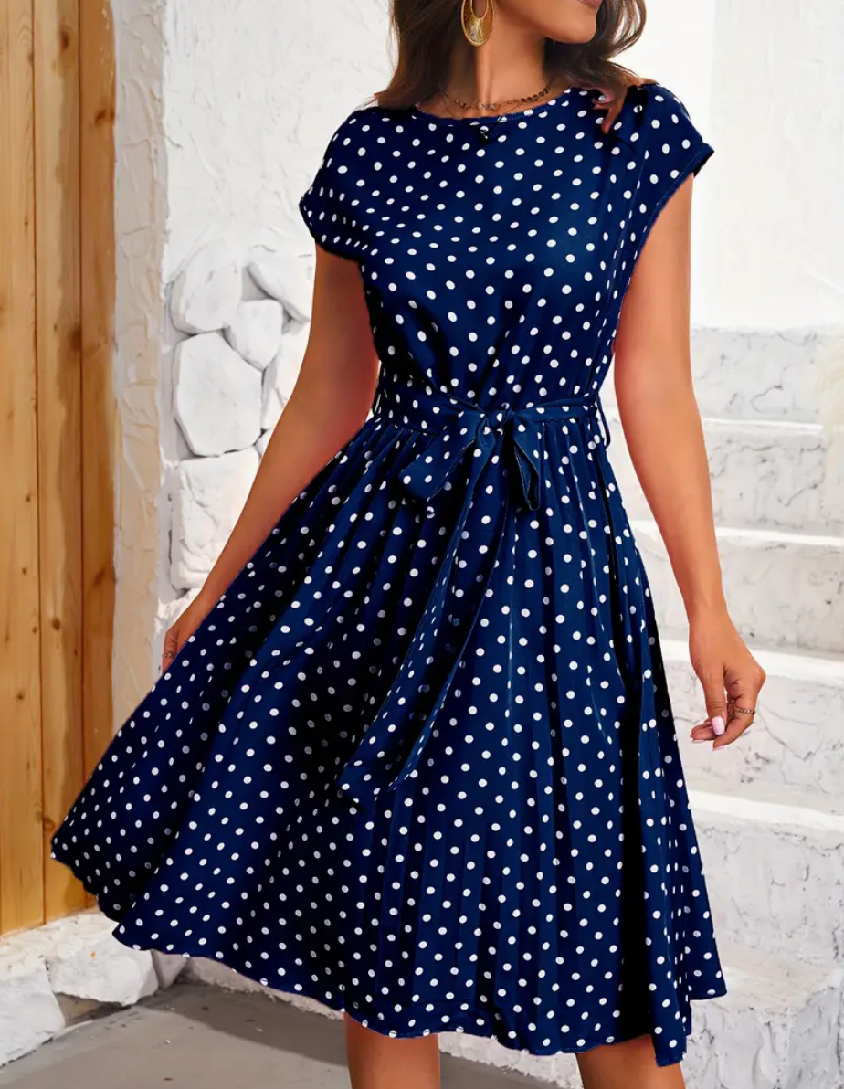 Robe d'été midi à pois pour femme, évasée et ceinturée. Tenue chic et confortable, idéale pour les beaux jours du printemps.