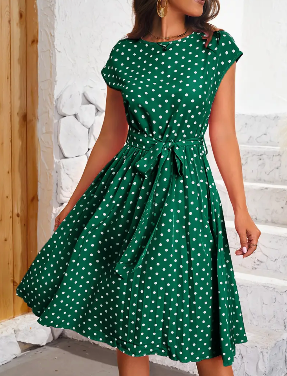 Élégante robe midi femme à pois, style rétro avec sa coupe évasée et sa ceinture nœud. Parfaite pour toute occasion chic.