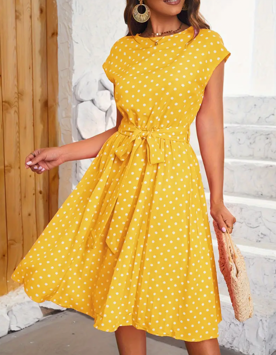 Robe midi femme rétro chic à pois, coupe évasée flatteuse. Dotée d'une ceinture nœud pour une silhouette élégante au printemps.