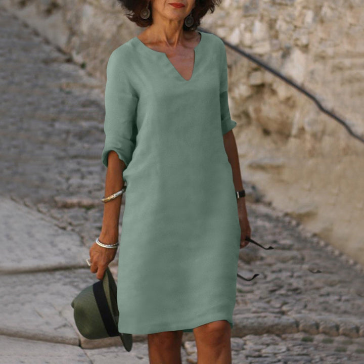 Élégance décontractée avec cette robe midi ample femme. Col V, manches 3/4. Polyvalente.