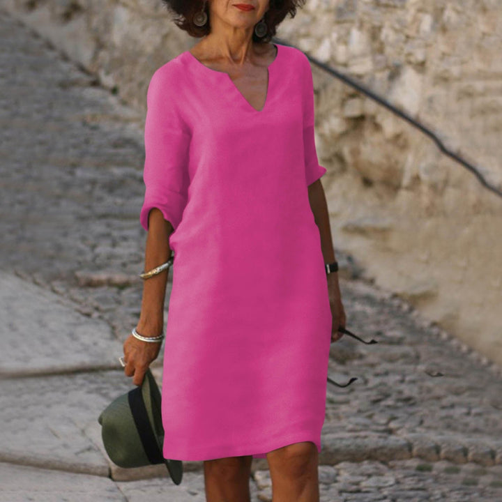 Robe fluide et ample femme, longueur midi. Col V et manches trois-quarts. Style élégant et léger.