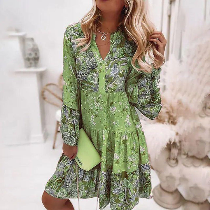 Élégante robe midi florale bohème pour femme, manches longues. Tenue confortable et stylée pour l'été.