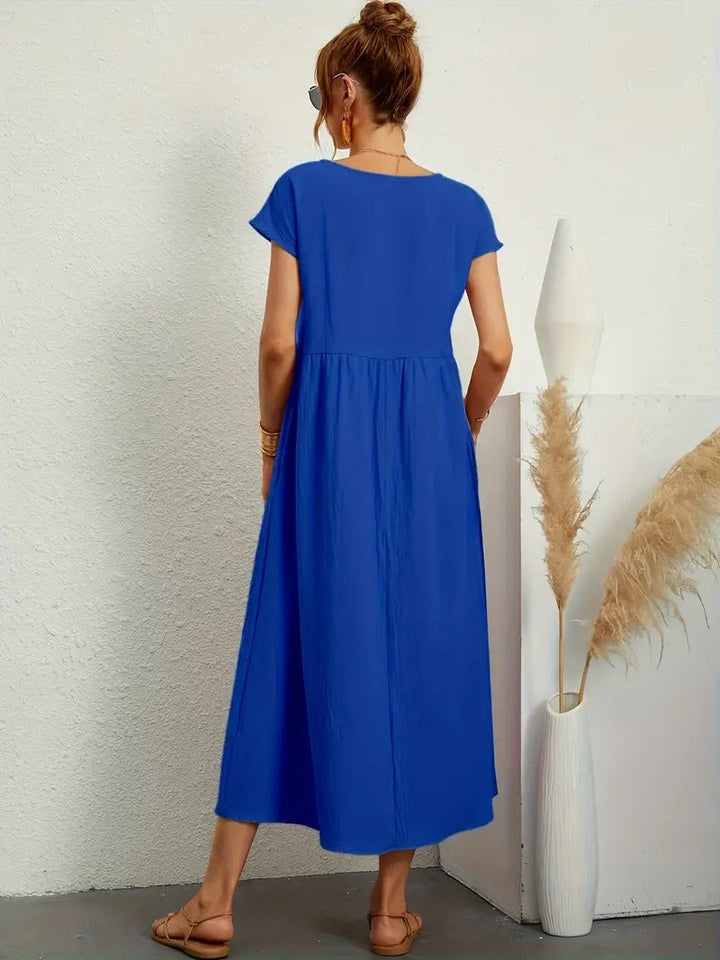 Robe midi femme, manches courtes, col rond, poches. Un essentiel de la garde-robe décontractée.