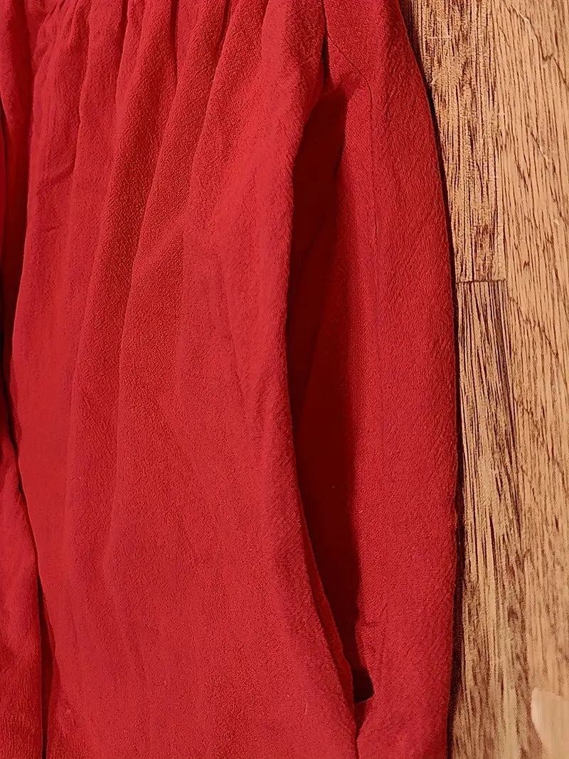 Robe midi femme, manches courtes, col rond, poches. Style décontracté et pratique au quotidien.