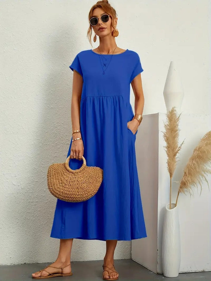 Robe décontractée femme en coton, coupe midi, manches courtes, col rond et poches latérales.