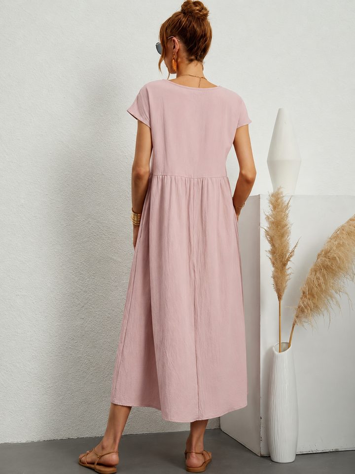 Robe femme, coupe midi, manches courtes, col rond, poches. Associe confort et élégance au quotidien.