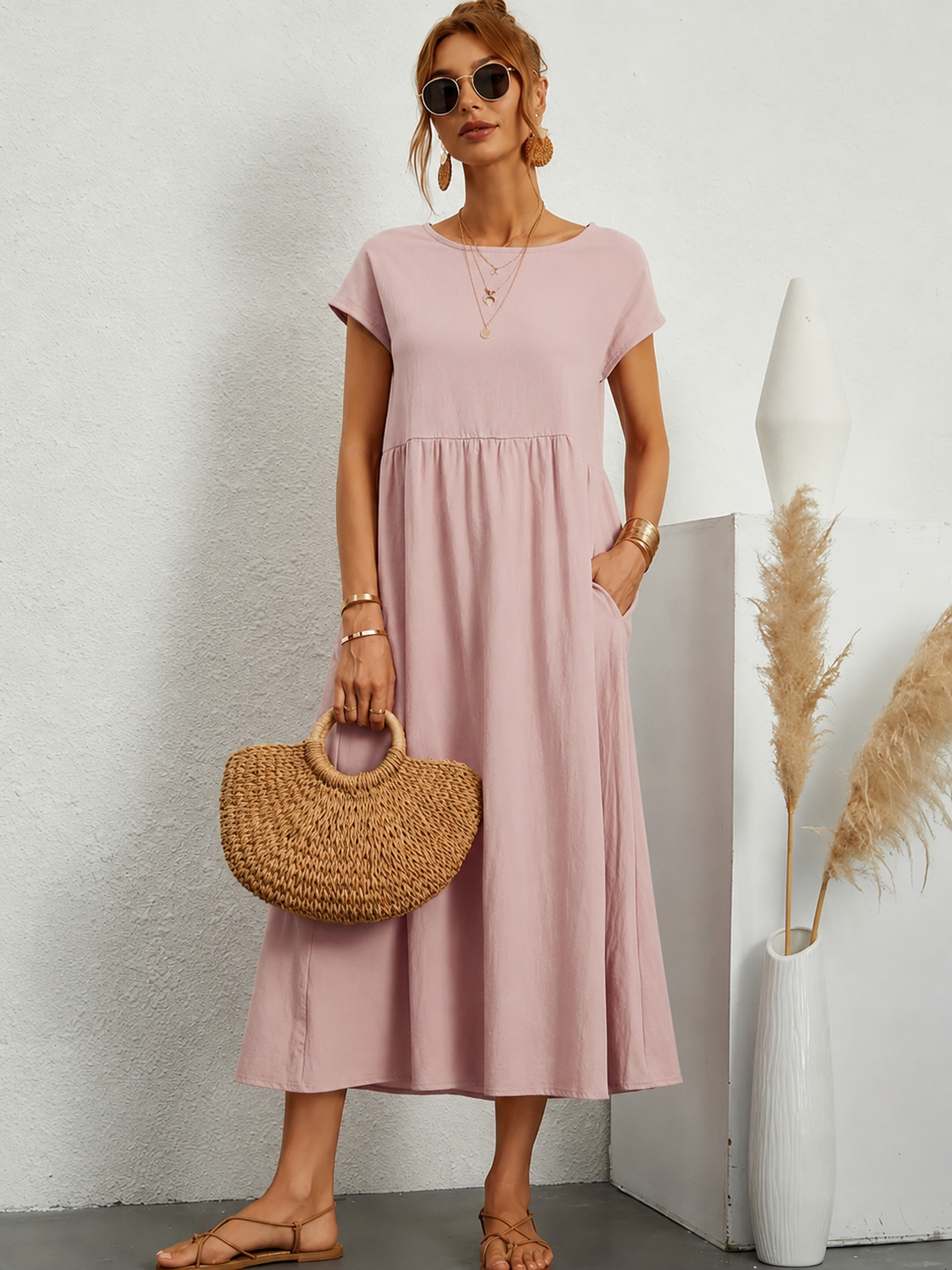 Robe décontractée femme, longueur midi, manches courtes, col rond, poches. Parfaite pour le printemps-été.