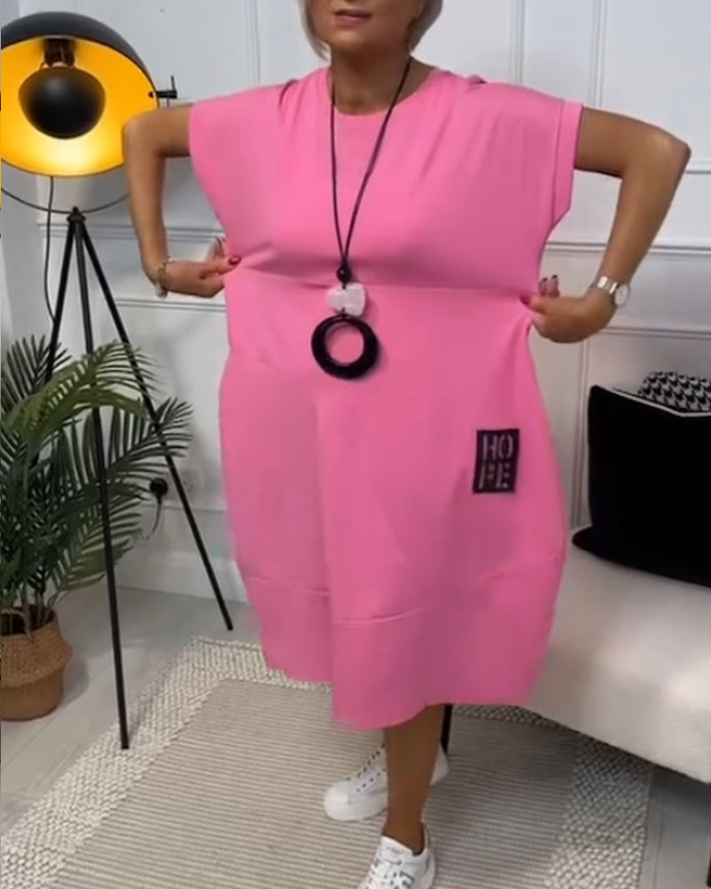 Robe midi femme oversize, manches courtes, col rond, imprimé lettres. Un essentiel mode féminine.