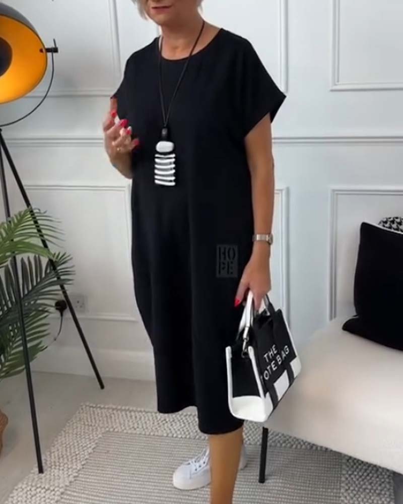 Robe midi femme style moderne oversize, col rond, manches courtes, avec imprimé lettres unique.