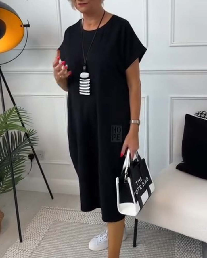 Robe midi femme style moderne oversize, col rond, manches courtes, avec imprimé lettres unique.