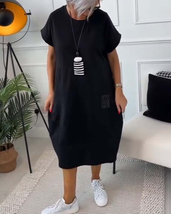 Robe casual midi femme oversize à manches courtes, col rond, imprimé lettres, look décontracté.