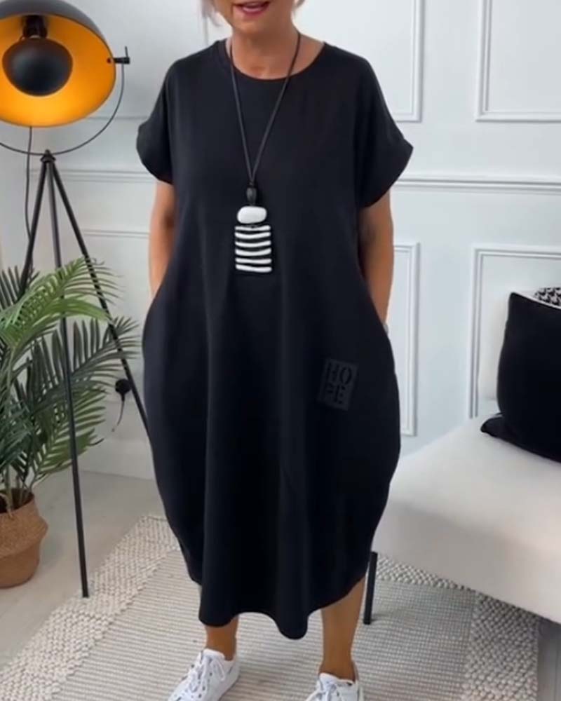 Robe midi femme oversize, col rond, manches courtes amples, et imprimé lettres graphique.