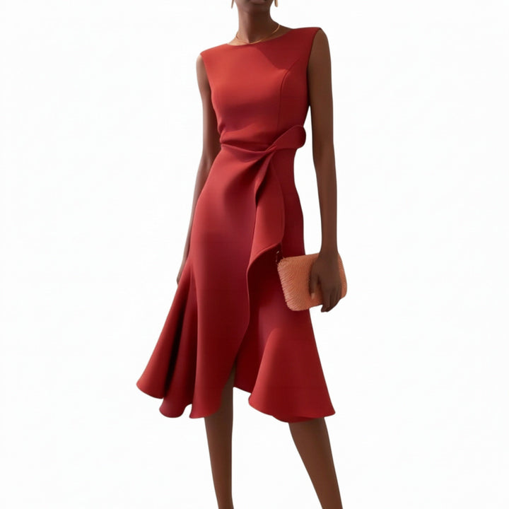 Robe midi femme élégante sans manches avec drapé asymétrique, parfaite pour soirée chic.