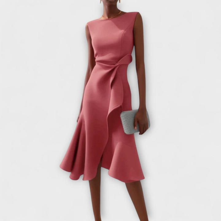 Robe élégante femme, longueur midi, coupe ajustée, détails drapés asymétriques distincts.