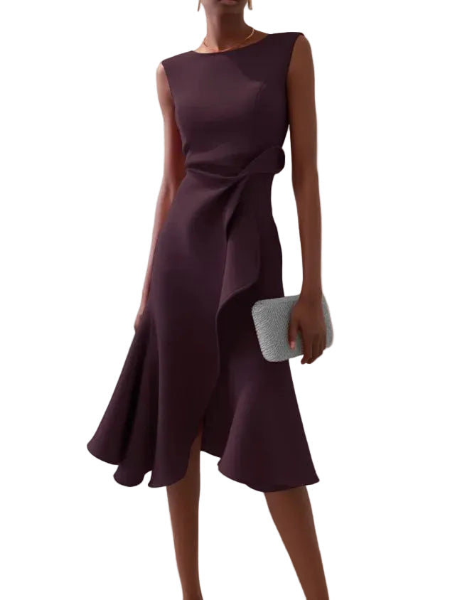 Robe midi femme élégante, sans manches, drapé asymétrique, style chic pour cérémonie printanière.