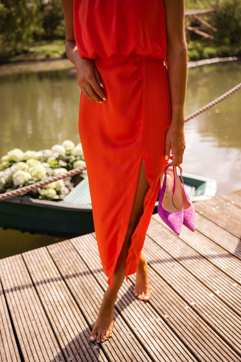 Robe midi estivale femme, sans manches, avec fente latérale. Style élégant et léger pour la saison chaude.