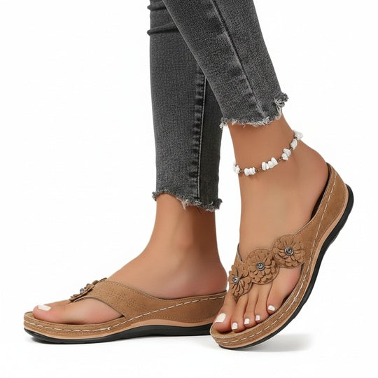 Sandales compensées femme à fleurs, style bohème chic. Idéales pour l'été et les vacances.