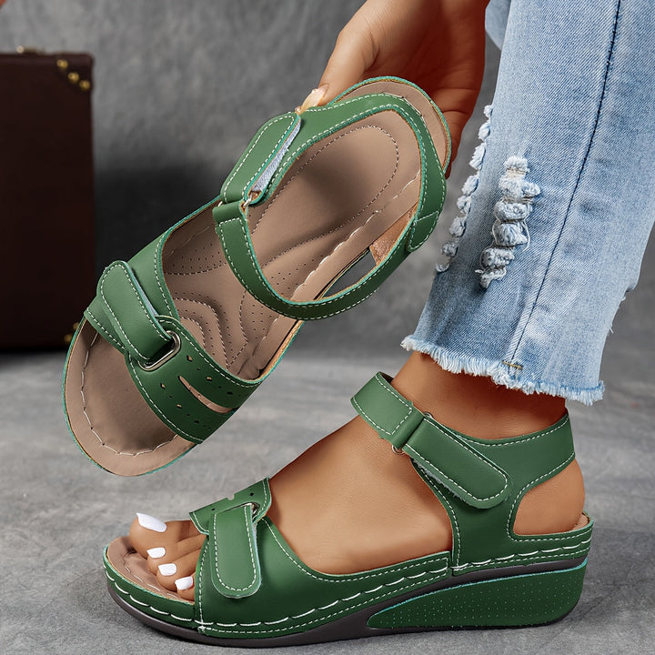 Sandales compensées femme élégantes à bout ouvert, velcro pour un confort ajusté estival.