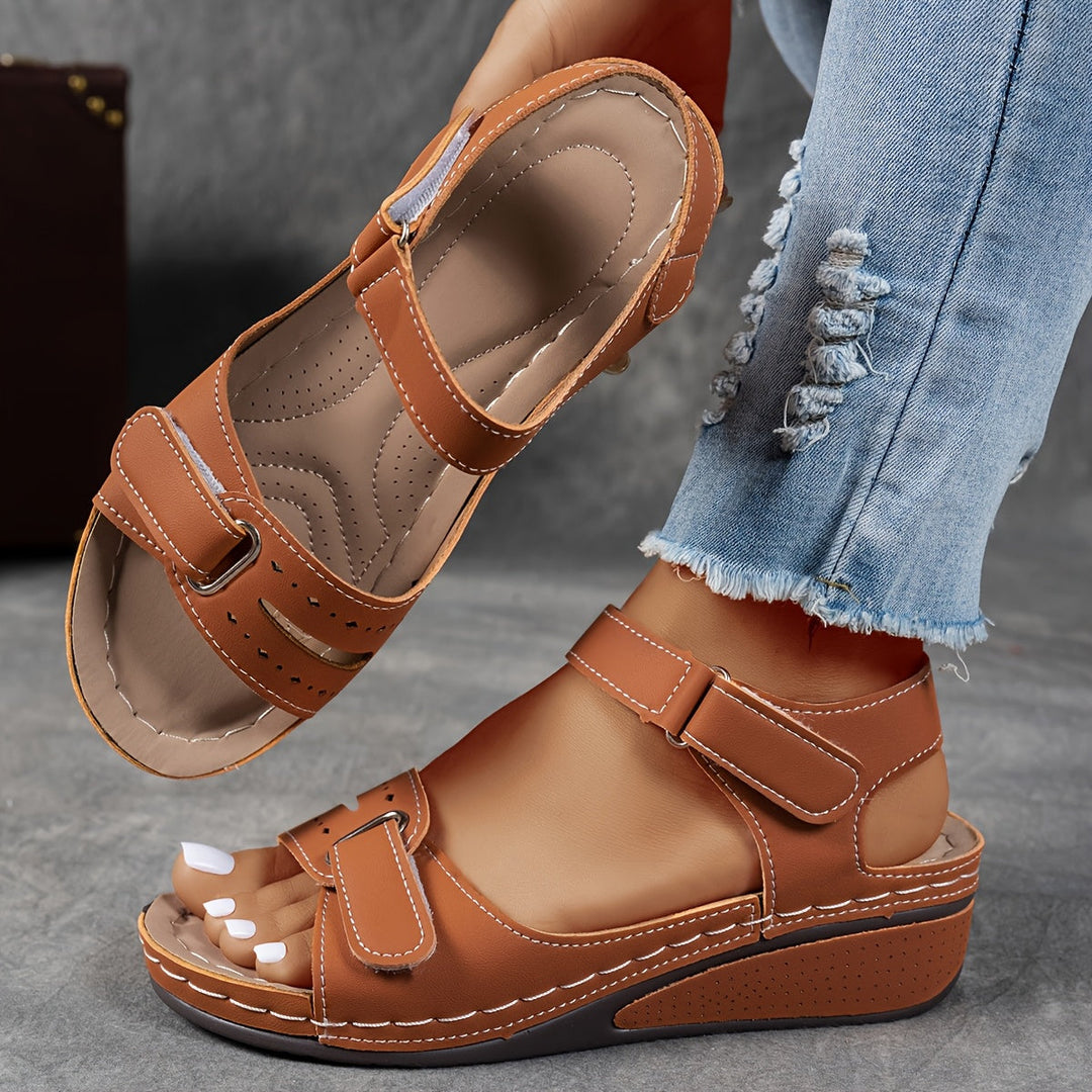 Sandales femme compensées à velcro, bout ouvert, idéales pour l'été et un confort optimal.