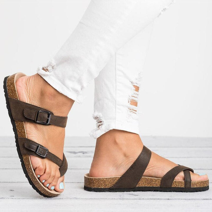 Mode femme : sandales plates élégantes et confortables avec bride orteil, parfaites pour un style décontracté chic.
