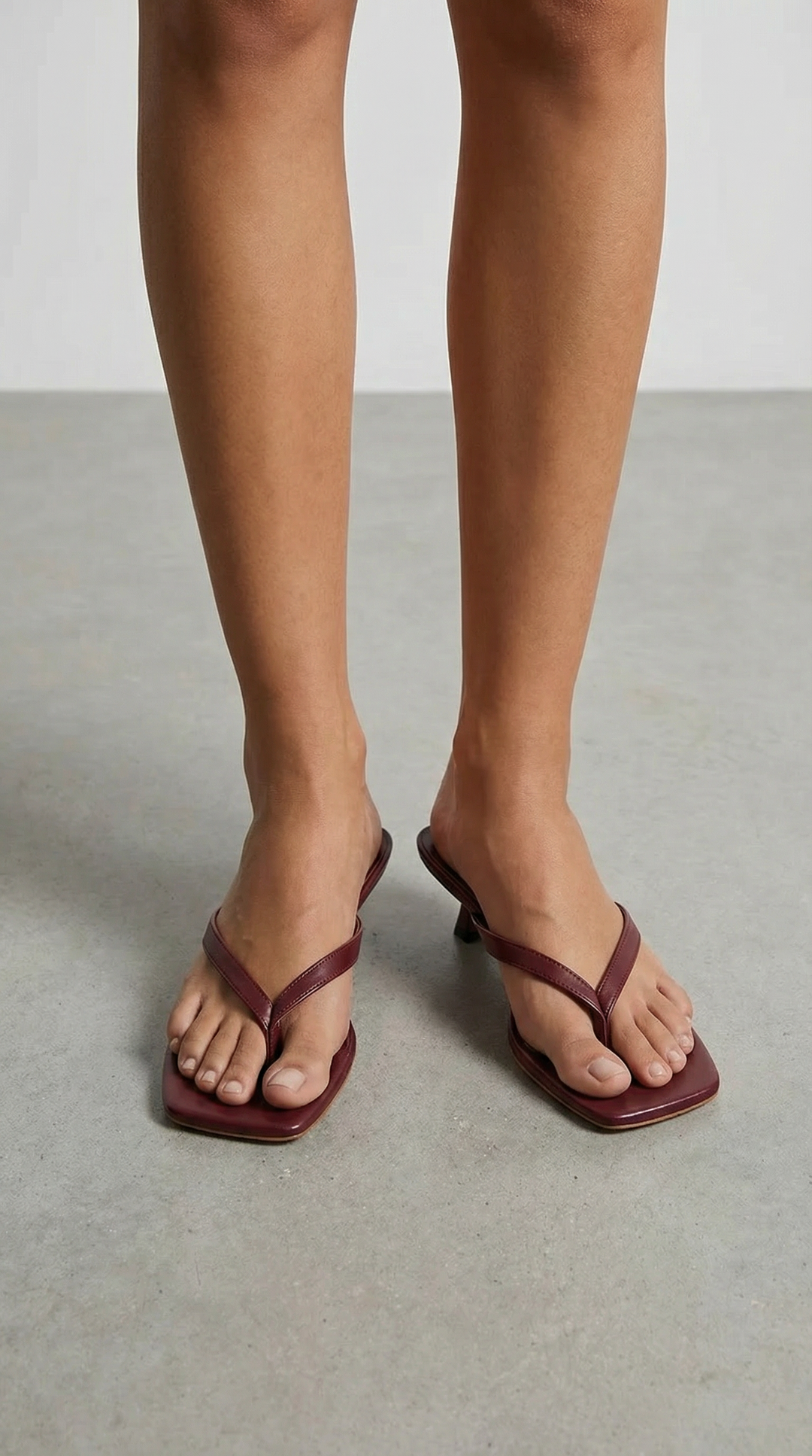 Sandales femme élégantes, talon bas kitten heel. Lanière entre orteils, bout carré. Pour un look chic.
