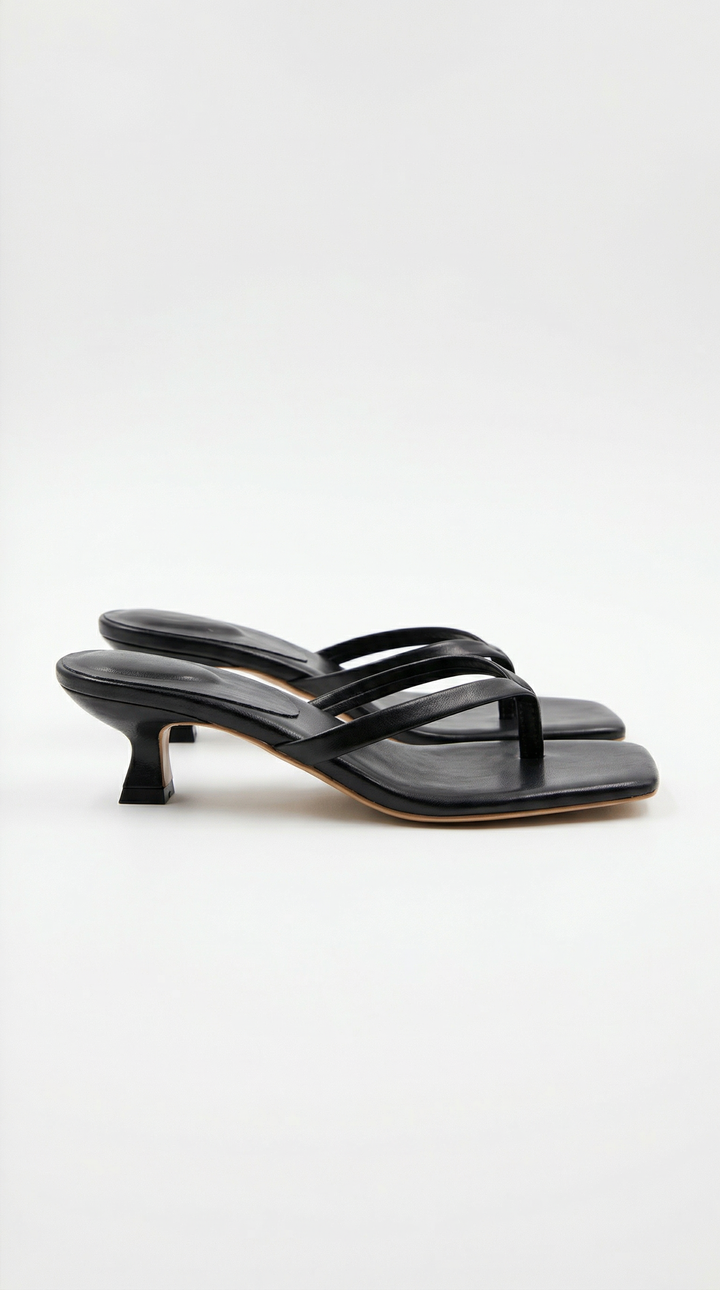 Mules femme talon bas kitten heel, bout carré. Nu-pieds élégants à lanière entre orteils pour l'été.