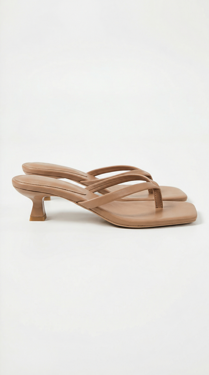 Sandales femme mode kitten heel, lanière entre orteils. Élégantes et confortables pour les journées d'été.