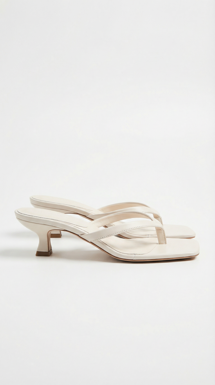 Nu-pieds femme élégants, talon bas kitten heel. Bout carré et lanière entre orteils. Style chic.