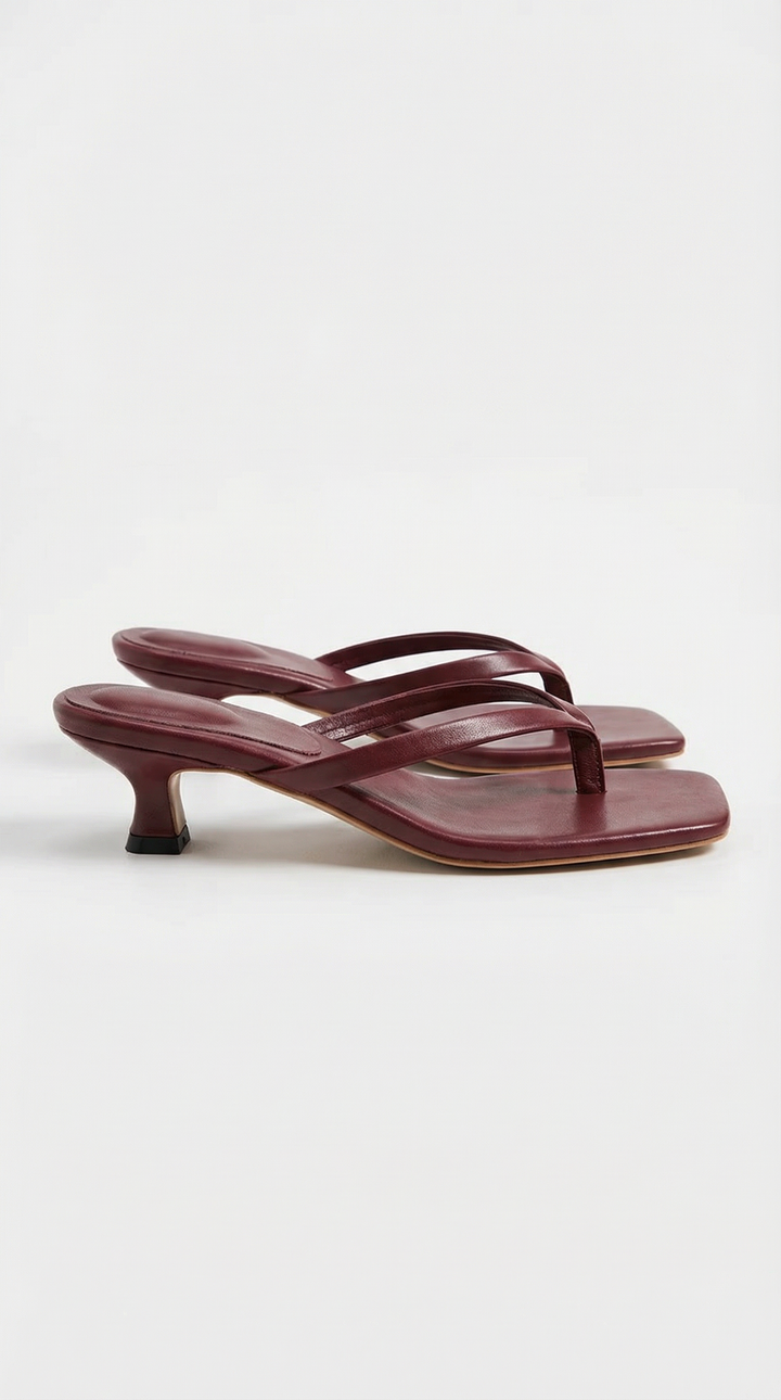 Sandales femme confortables pour l'été, kitten heel. Chaussures à lanière entre orteils, bout carré.