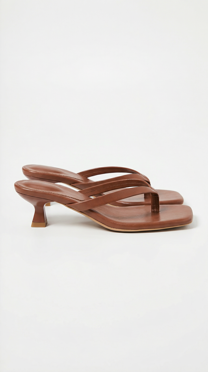 Mules femme chic à lanière entre orteils, kitten heel. Talon bas élégant et bout carré tendance.